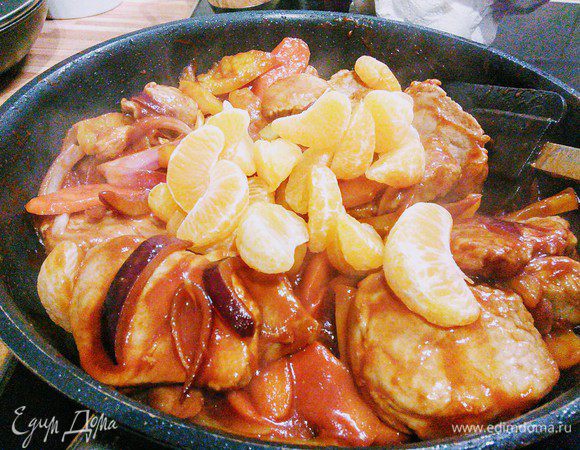 В последнюю очередь добавьте дольки мандарин, перемешайте, прогрейте все вместе и снимите с огня.