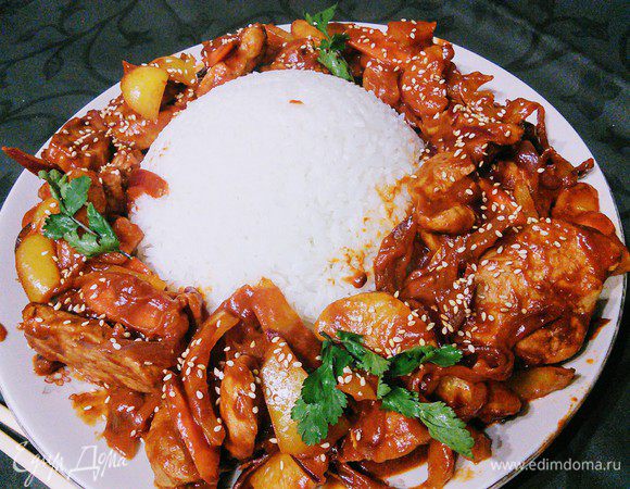 Рис идеально подходит в качестве гарнира. При подаче притрусите кунжутом и кинзой кинзой.