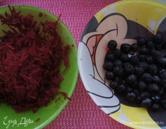 Свеклу очистить и натереть на мелкой терке. Черноплодную рябину промыть (если замороженная — заранее достать.) Добавить к капусте. Тушить, помешивая, 10 минут.