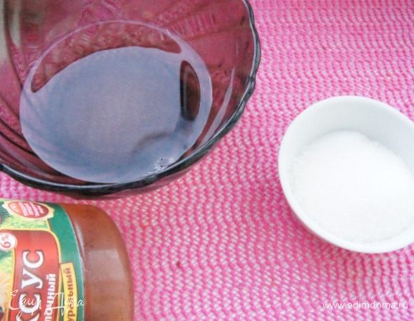 Приготовить сахар, соль и уксус. Приправить капусту, перемешать и тушить 1 час.