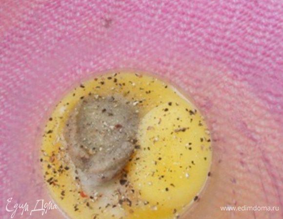 Сначала сделаем майонез. Желтки должны быть комнатной температуры, поэтому заранее их нужно достать из холодильника. Смешать желтки, горчицу, щепотку соли и перца и 1 столовую ложку лимонного сока.