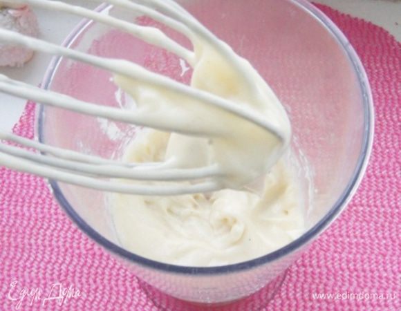 Удобнее взбивать блендером с насадкой «венчик», но можно и без блендера, но это займет больше времени. Начинаем взбивать на небольшой скорости. По капле влить пару ложек масла. Добавить еще 2 ложки сока лимона и, продолжая взбивать, влить оставшееся масло уже тонкой струйкой. Майонез густеет на глазах. Если получилось слишком густо, добавьте еще ложку лимонного сока.