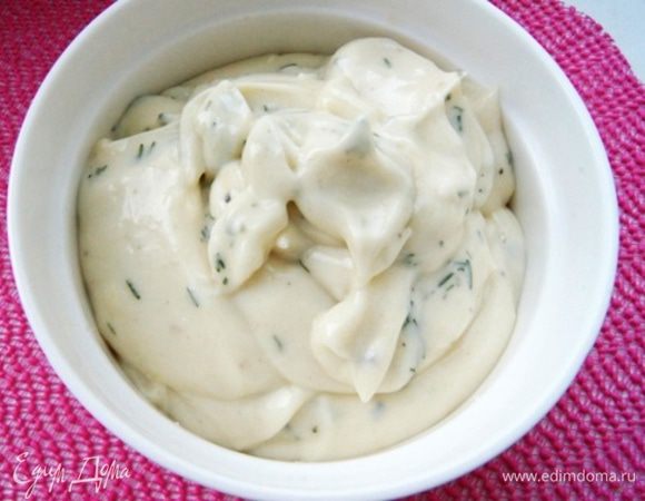 В готовый соус добавьте измельченный прессом чеснок и зелень.
Если вы хоть раз приготовите свой майонез, то покупной уже не захотите кушать. В салат нам понадобится около 4 ложек такого чесночного домашнего майонеза. Остальной майонез можно хранить  в холодильнике, но нужно добавить ложечку кипяченой воды. 
