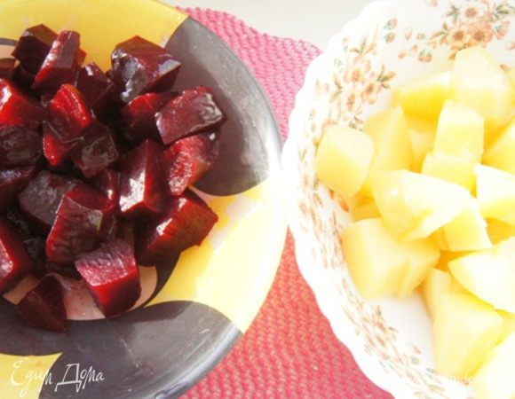 Теперь приступаем к сборке салата. Свеклу и картофель почистить и нарезать одинаковыми, крупными кубиками в отдельные тарелочки. Сбрызнуть растительным маслом. Репчатый лук нарезать мелко и замариновать на 5 минут в яблочном уксусе, потом отжать.