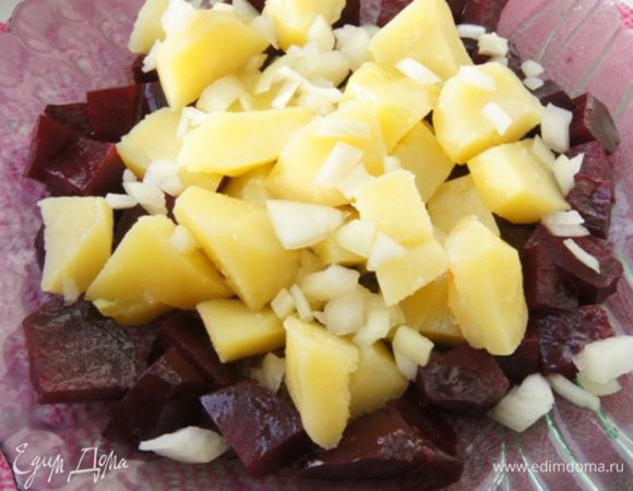 На блюдо раскладываем свеклу, потом картофель и маринованный лук.