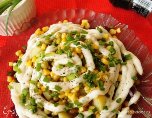 Сверху нанести узор из майонеза и присыпать мелко нарезанным зеленым лучком! По вкусу присыпать свежемолотым черным перцем, что я и сделала.