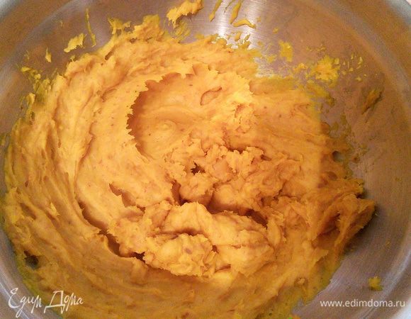 Для начала нужно приготовить тыквенное пюре (у меня из заморозки). Тыкву можно отварить, слить воду, затем взбить в пюре или запечь (второй вариант предпочтительнее, т.к. тыквенное пюре содержит меньше жидкости). 