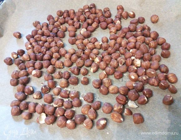 Орехи обжарить на сухой сковороде, остудить, порубить не очень мелко. Шоколад так же порубить или использовать шоколадные капли. 