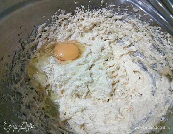 В миске взбить размягченное масло с сахаром до посветления и увеличения в объеме, добавить яйцо и тщательно взбить. 