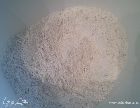 В отдельной миске смешать сухие ингредиенты: муку, соль, разрыхлитель. 
