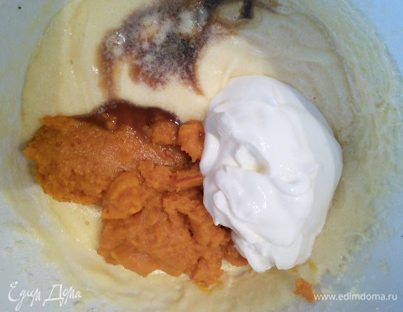 В яичную массу вмешать кефир, тыквенное пюре и мучную смесь. Здесь необходимо сказать, что муки может уйти больше (до 100 грамм), это зависит от сорта тыквы, густоты кефира и качества муки. А кефир можно заменить на йогурт. 