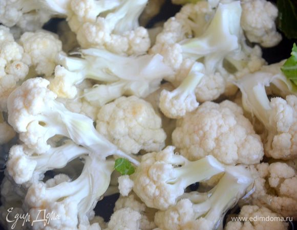 Капусту перебираем, отделяем соцветия, отвариваем в подсоленной воде.