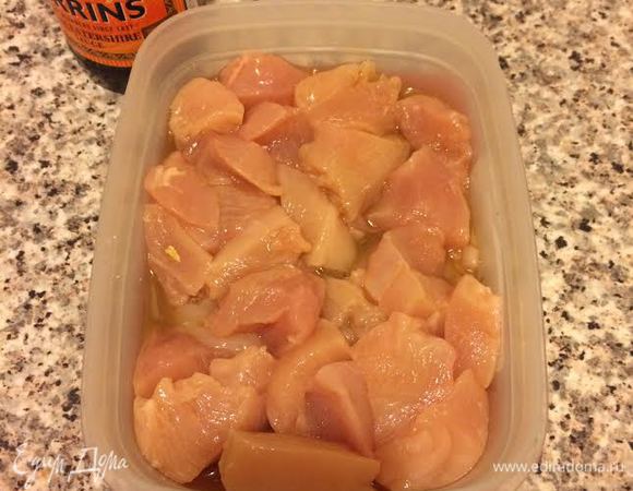 Куриные грудки нарезать кубиками, посолить, залить соком лимона, вустерширским соусом, перемешать и отправить в холодильник на 5 — 6 часов.
