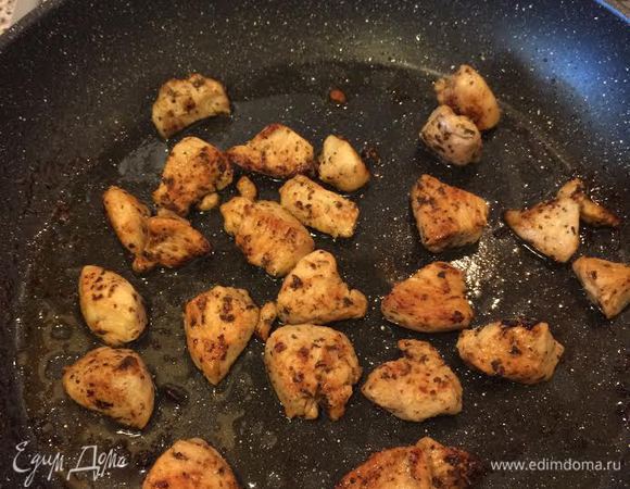 В сковороде с толстым дном разогреть оливковое масло, добавить курицу, перец, специи  и обжарить до готовности. Затем готовые грудки переложить на тарелку и накрыть фольгой. Поставить варить макароны.