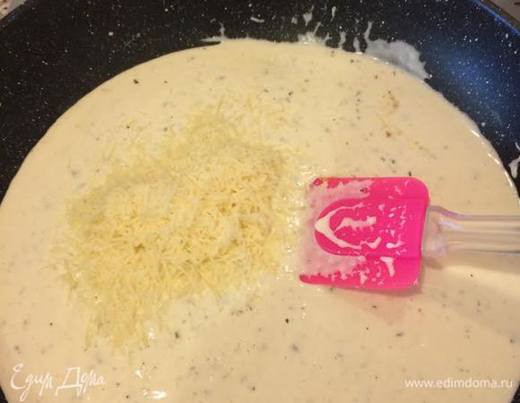 Добавить натертый пармезан, перемешать.