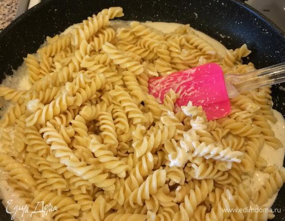 Добавить вареные макароны и перемешать.