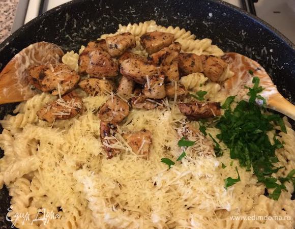 Затем добавить куриные грудки, петрушку, пармезан и аккуратно перемешать.