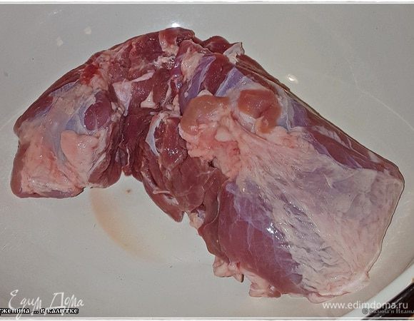Итак, был взят кусок задней части поросячьей тушки. Если кому интересно, то его вес был кило восемсьот граммов.