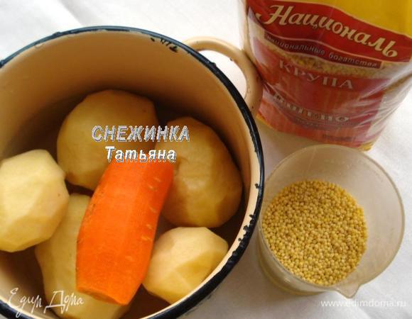 Подготовить овощи. Почистить картофель, морковь. Порезать крупными кусочками и поставить варить до готовности. Отмерять количество пшена. Отварить пшено в подсоленной воде согласно инструкции на упаковке ТМ «Националь», из расчета 2 порции воды на 1 порцию крупы.