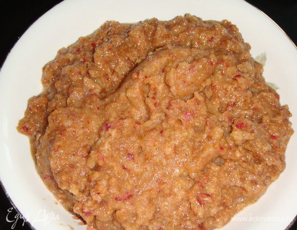 Яблоки почистить, удалить сердцевину, натереть на терке или пропустить через мясорубку.