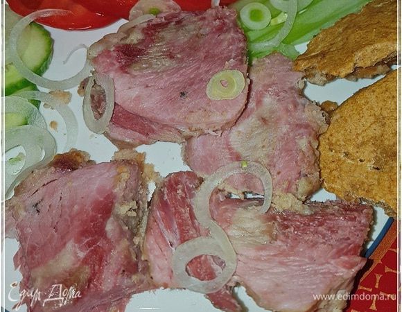 Мы сами, честное слово, не ожидали такого. А уж сочность просто запредельная. Прям бифштекс с кровью, но мясо полностью прожарено. Или пропарено? В общем, абсолютно готово, без намека на те сырокровавосочные изыски, что есть у этого куска жареного мяса, который с кровью.