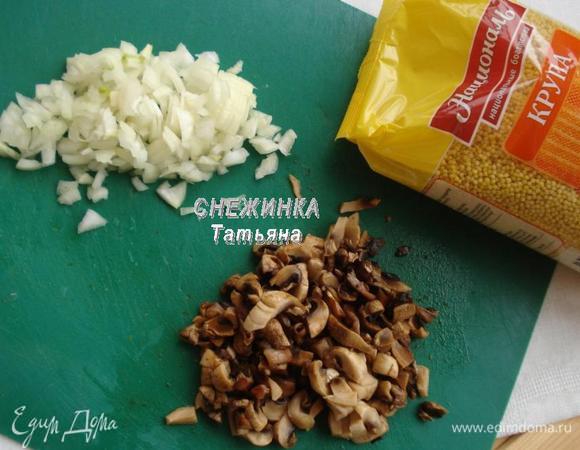 Лук почистить, мелко нарезать. Шампиньоны отварить в течение 5 минут, затем порезать не очень крупными кусочками.