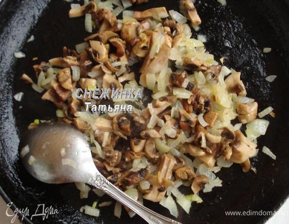 На сковороде разогреть растительное масло и обжарить сначала лук до прозрачности, затем добавить грибы и обжарить все вместе до зарумянивания.