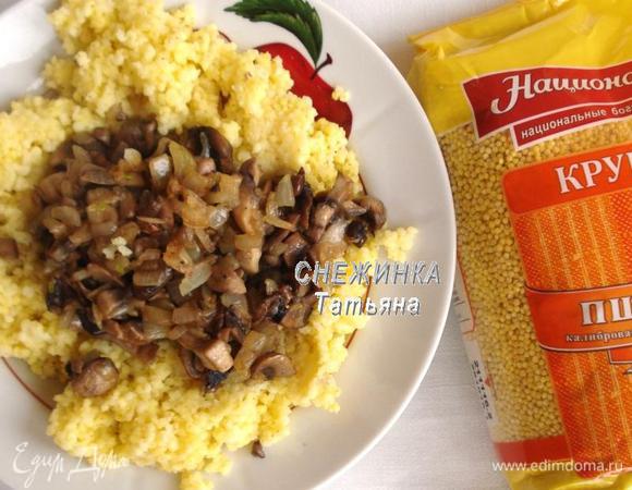 В приготовленное пшено еще горячим выложить лук с грибами, хорошо перемешать.