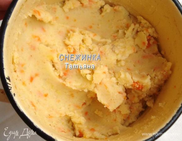 Из отварного картофеля и моркови сделать однородное пюре толкушкой или блендером. Добавить пряности, соль по вкусу, пропущенный через пресс чеснок. Добавить растительное масло и все хорошенько вымешать.