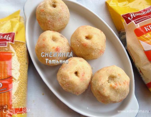 Зубочисткой делаем углубления сверху  и снизу, где затем будет хвостик и попка. Формируем все «яблоки» и ставим в форму для запекания или на противень, смазанный  маслом.