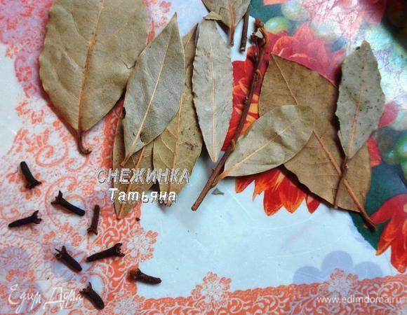 Отправляем запекаться при 200°С на 15 минут. В это время готовим лавровые листики и гвоздички для украшения.