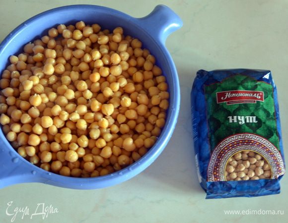 Нут ТМ «Националь» замочить на ночь в теплой воде. Слить воду, промыть, отварить в мультиварке-скороварке в режиме «Бобовые» 2 часа или на плите.