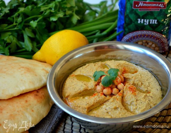 Специи могут быть разными, ровно как и их количество. Оливкового масла может уйти больше или меньше, зависит от сорта нута, количества лимонного сока, качества воды и т.д. 
Приятного аппетита!