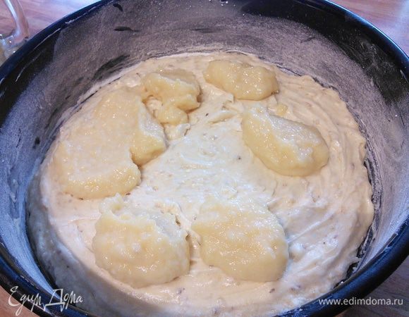 10 чайных ложек курда разложить по поверхности пирога. Сверху выложить миндальные лепестки. У меня не оказалось, поэтому я порубила обыкновенный миндаль. 