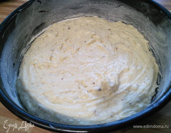 Разъемную форму диаметром 21 — 22 см выложить пергаментом. Я смазала маслом и посыпала мукой. Выложить тесто в форму, разровнять. Пирог получается невысоким, поэтому есть смысл взять форму поменьше в диаметре, тогда время выпечки, соответственно, увеличится. Тест на сухую палочку подскажет о готовности пирога. 