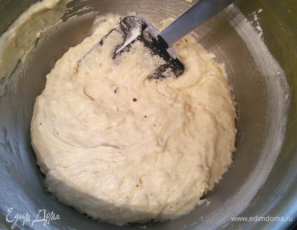 В отдельной миске смешать сухие ингредиенты: муку, разрыхлитель и соль. Ввести мучную смесь в основную и размешать. 