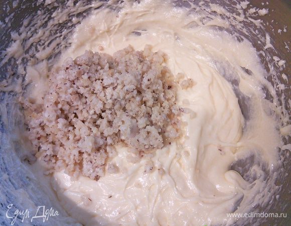 Миндаль смолоть не слишком мелко, если он очищенный — еще лучше. Миндаль можно заменить на фундук или другой орех. Миндаль смешать с масляно-сахарной смесью. 