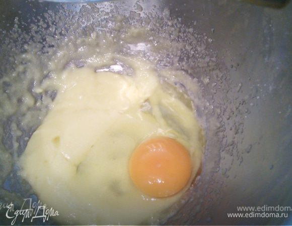 В миске взбить размягченное масло с сахаром до посветления и увеличения в объеме. По одному ввести яйца, тщательно взбивая каждое с масляно-сахарной смесью. 