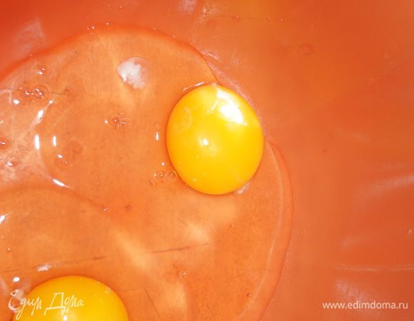 Берем 2 яйца.