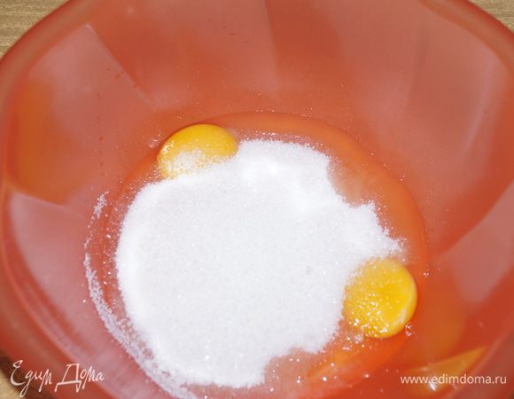 Добавляем сахарный песок.