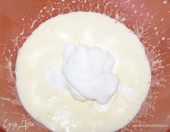 Добавляемым сметану, тщательно все перемешиваем и даем постоять 5 — 10 минут.