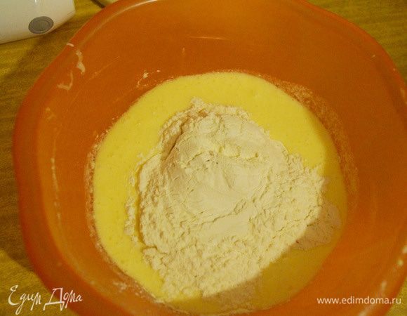 Добавляем муку, можно добавить ваниль, корицу.  Хорошо замешиваем тесто до консистенции «мягкого творога».
