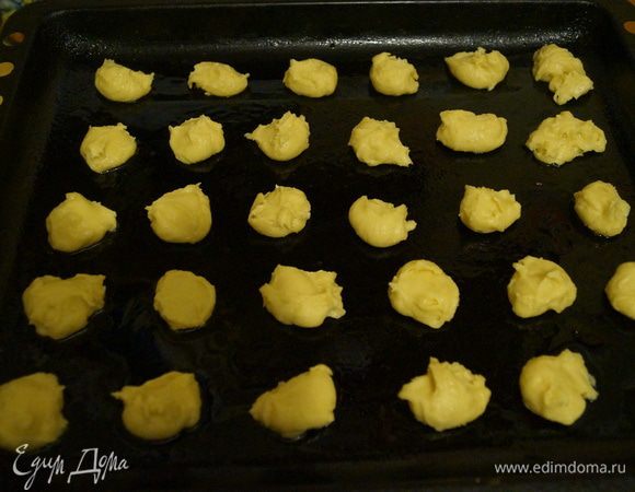 Ложкой или поварским пакетом выкладываем порционное печенье на противень, смазанный маслом или застеленный бумагой для выпечки.
