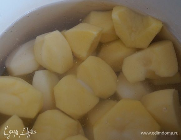 Картофель очистите и разрежьте клубни на четвертинки. Отварите до готовности в подсоленной воде.