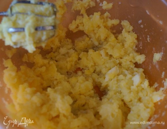 Слейте воду и растолките картофель в пюре. Можно с помощью миксера.
