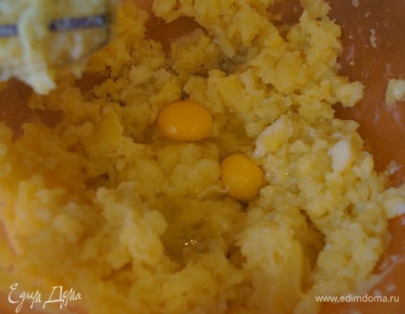 Добавьте яйцо и соль, хорошо перемешайте.