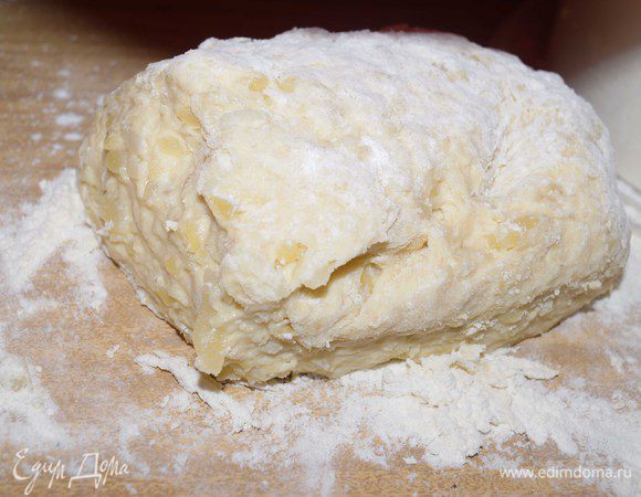 Добавьте муку, постоянно помешивая всю массу. Замесите картофельное тесто. Тесто должно быть, как на вареники или пельмени. Ничего страшного, если в тесте чувствуются кусочки картофеля.