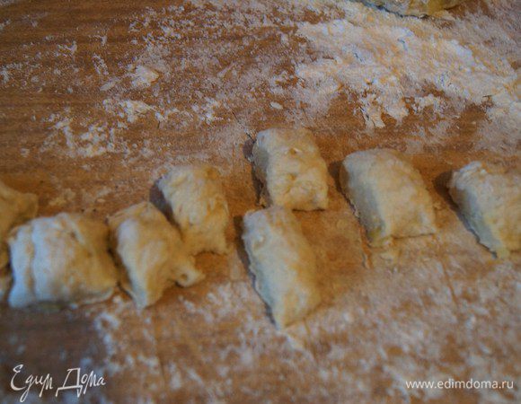 Отрежьте от теста небольшой кусочек, скрутите его жгутом. Жгут нарежьте на небольшие (длиной по 1,5 — 2 см) кусочки.