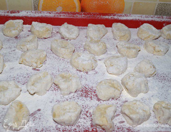 Отварите вареники в большом количестве воды с добавлением соли.