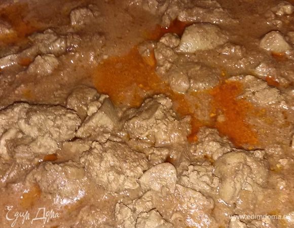 К печени добавить соус и тушить 10 минут.
Подавать с макаронами, рисом или картофельным пюре.